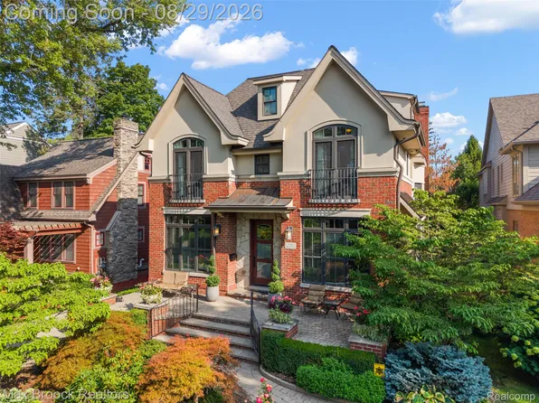 698 Hanna St, Birmingham, MI 48009