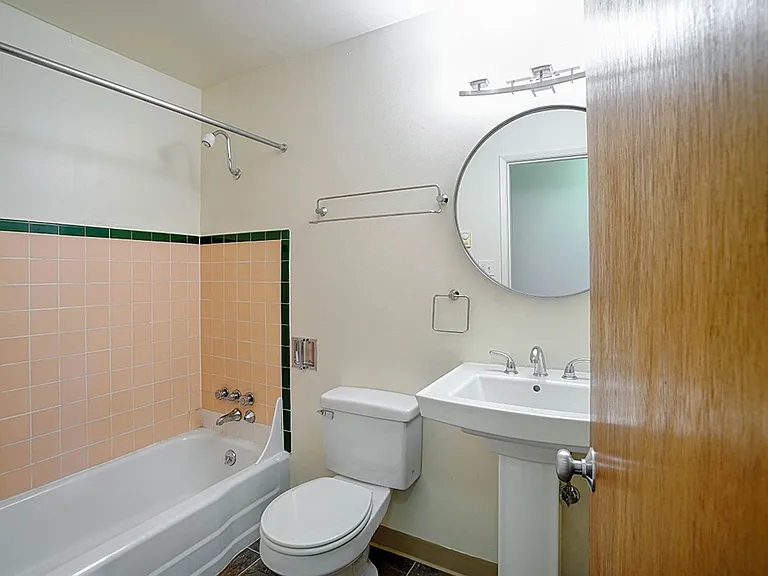 Dolores Manor Apartments — Photo 33
