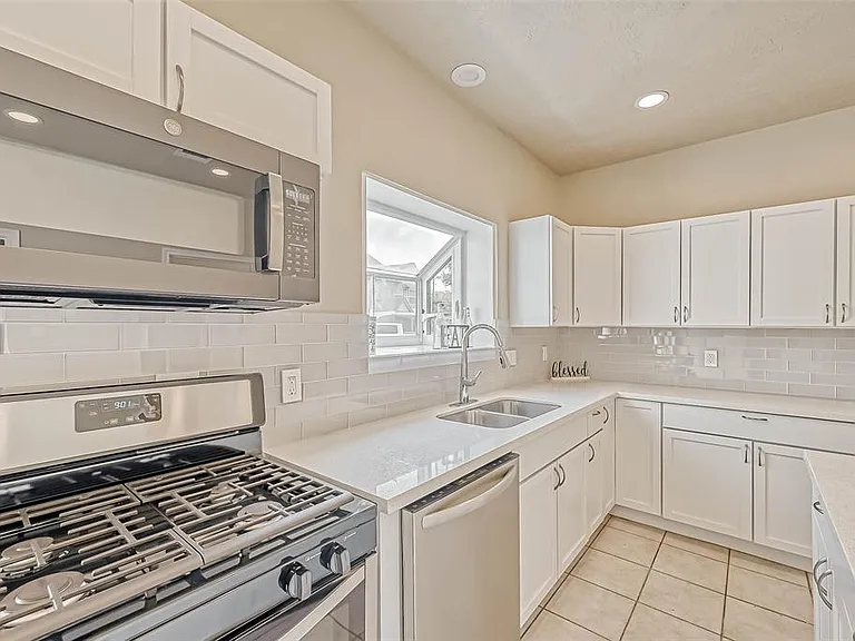 2478 Woodbury St — Photo 33