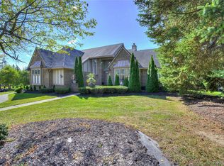 6460 Charles Dr, West Bloomfield, MI 48322