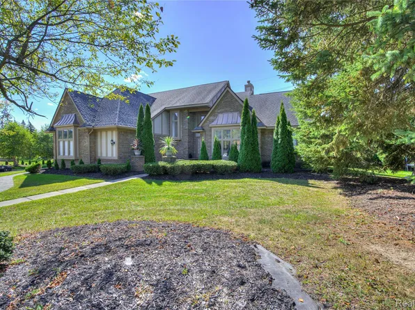 6460 Charles Dr, West Bloomfield, MI 48322