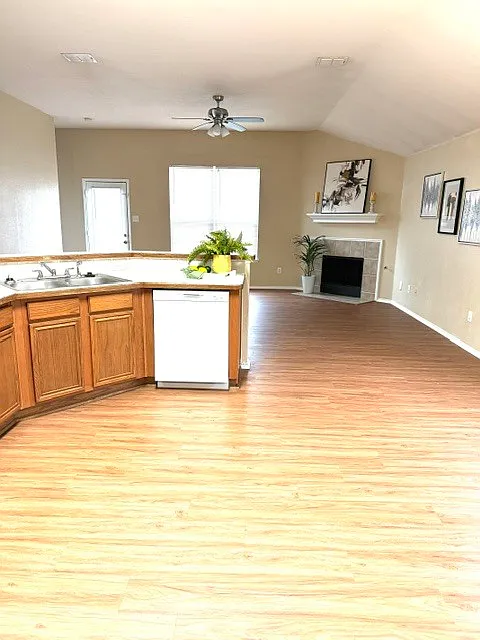 3 bed, 2.0 bath, 1809 sqft, $1,995 — Photo 4