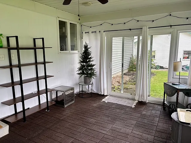 3 bed, 1056 sqft, $1,950 — Photo 3