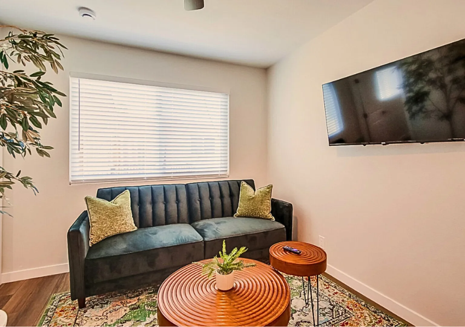 Stylish 1BR | Near Downtown Beaches North Park (8) — Photo 2