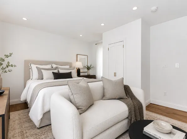 102 Christopher St APT 5G, New York, NY 10014