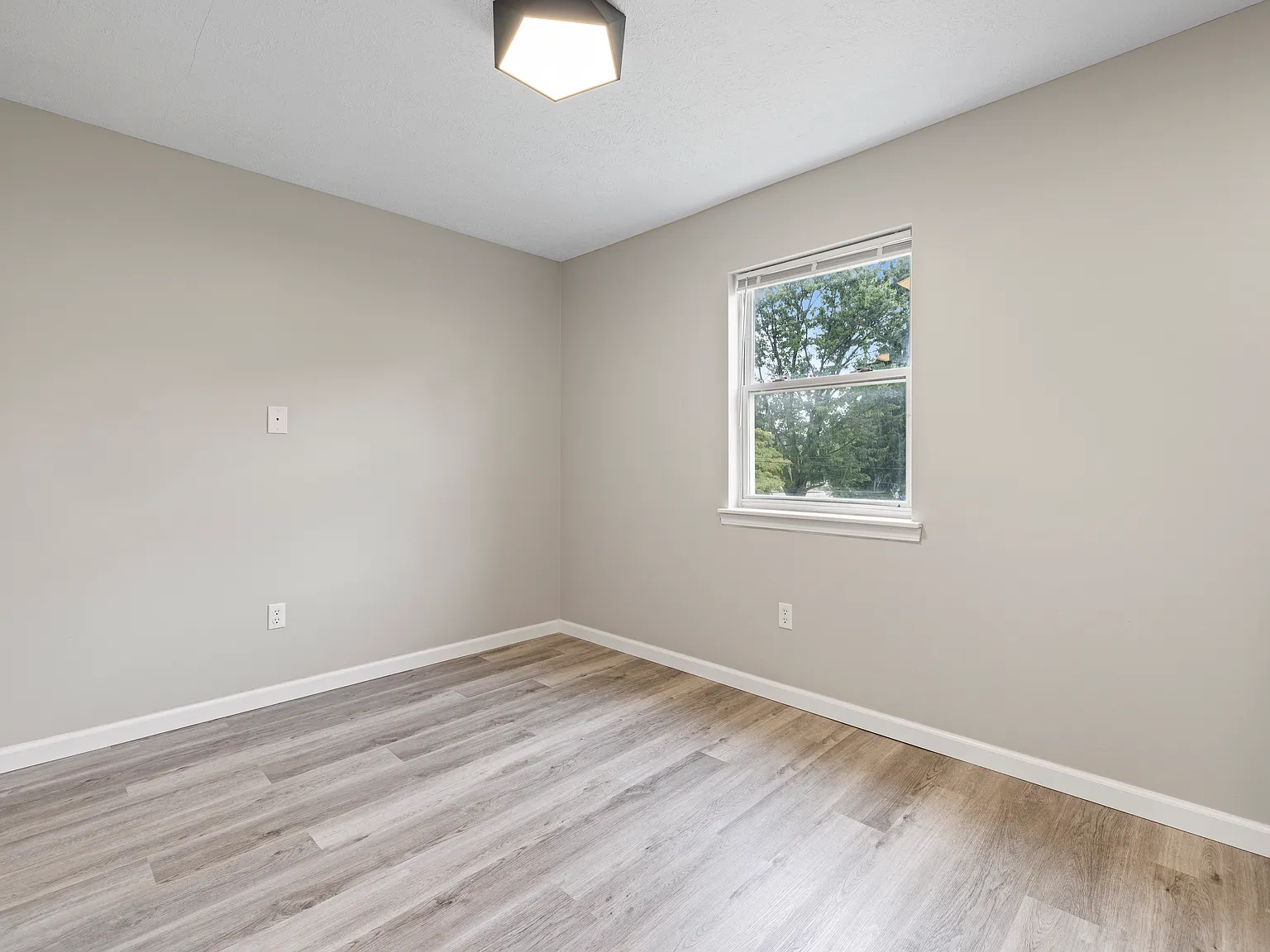 2 bed, 1100 sqft, $1,550 — Photo 2