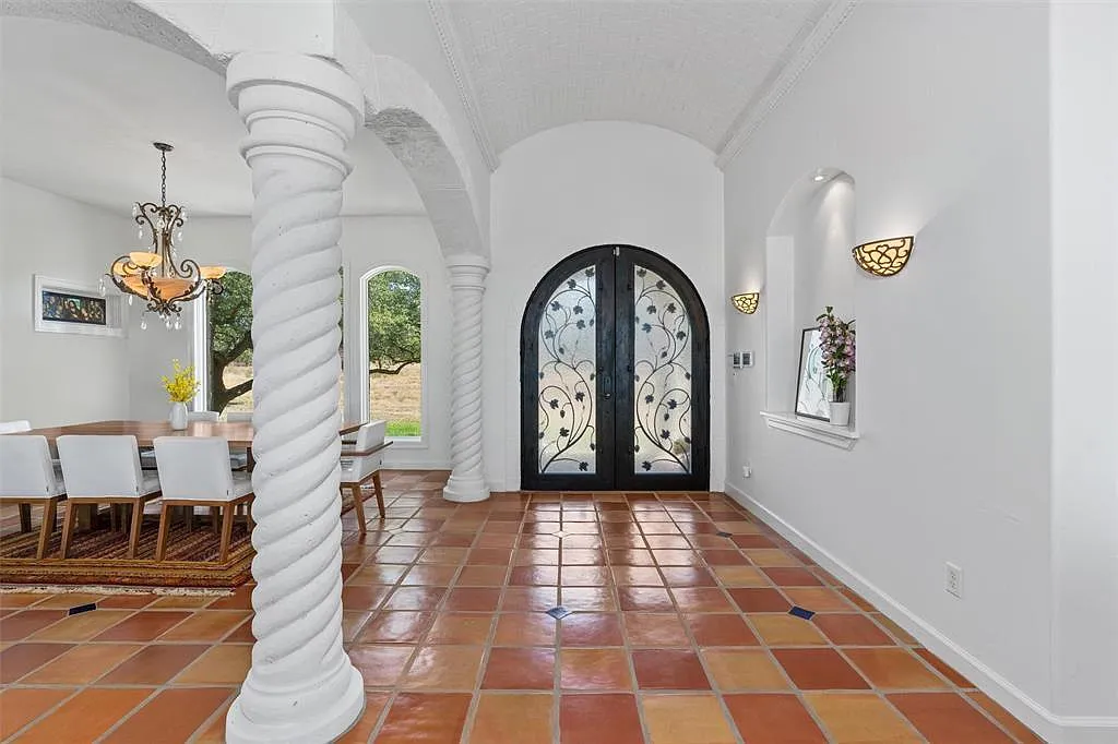 6 bed, 5.5 bath, 5324 sqft, $8,900 — Photo 4