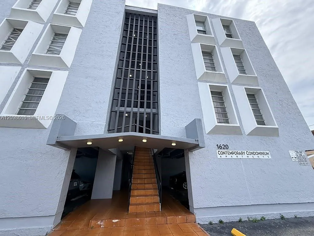 Contemporary Condo Apts — Photo 2