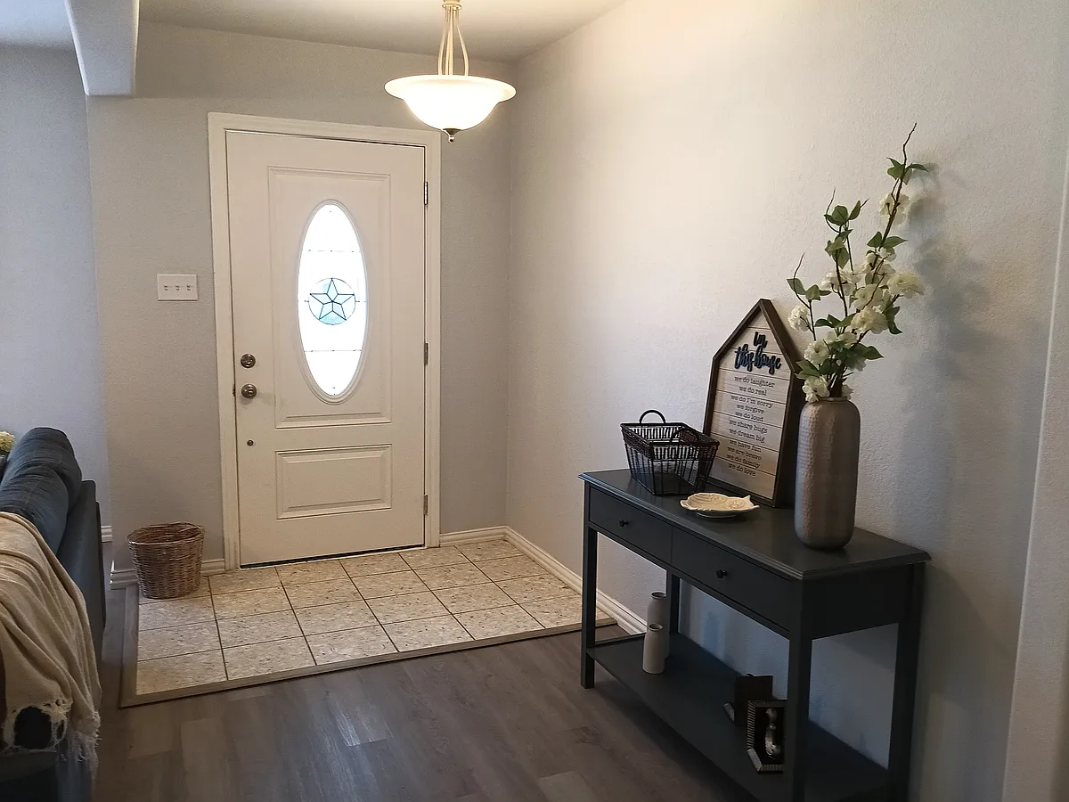 Entry area - 6908 Trimble Dr