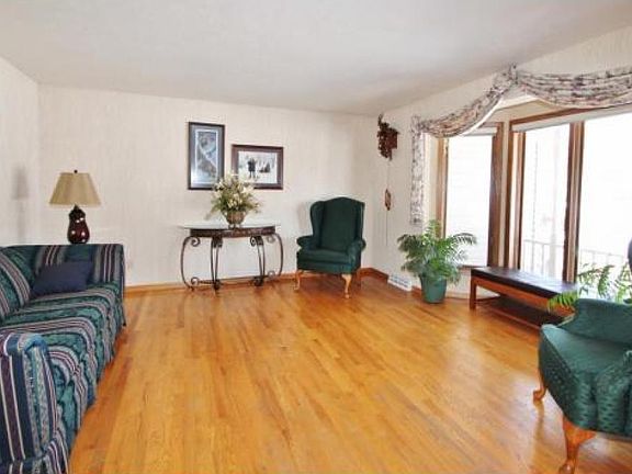 2nd image of 211 Nob Hill Ln