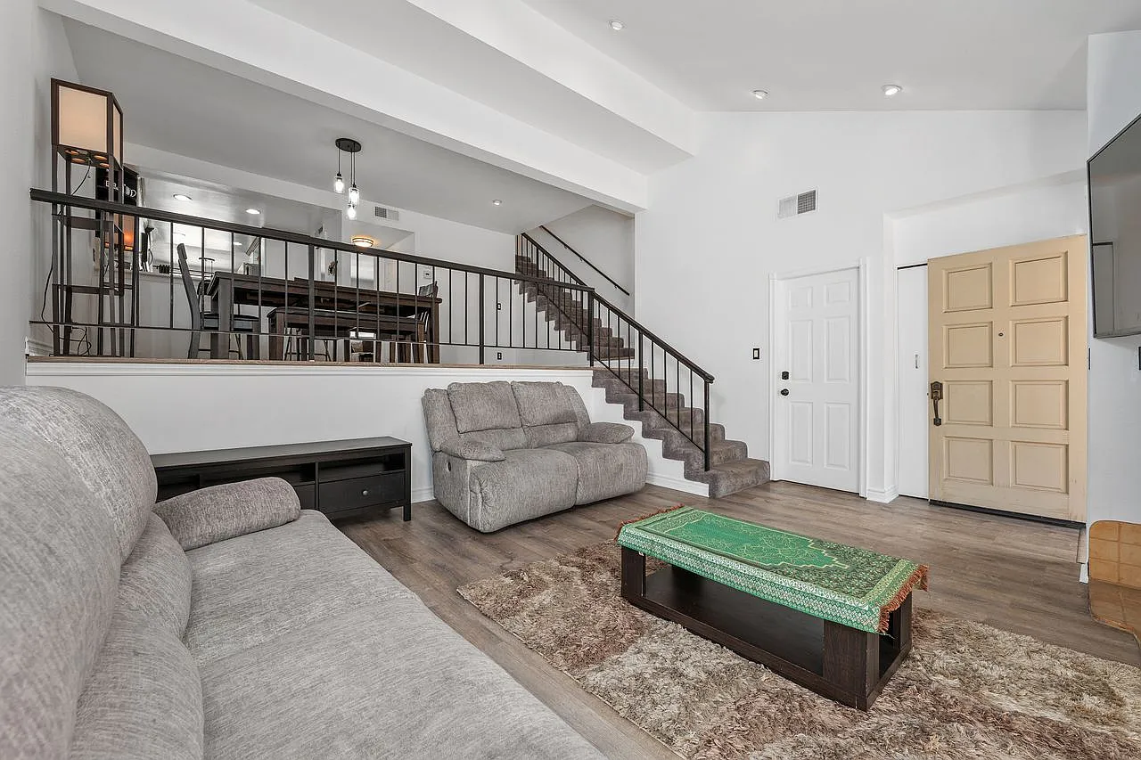 2 bed, 1512 sqft, $4,700 — Photo 3