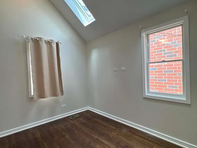 1902 W Cortland St — Photo 16