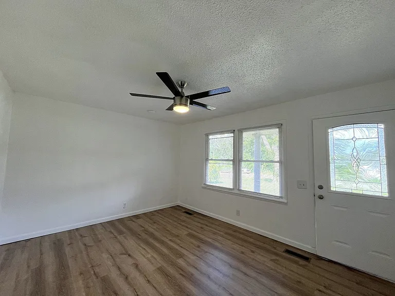 481 McQuade Cir — Photo 3