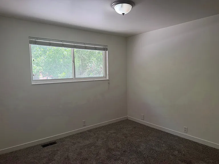 895 E Arrowhead Ln — Photo 9