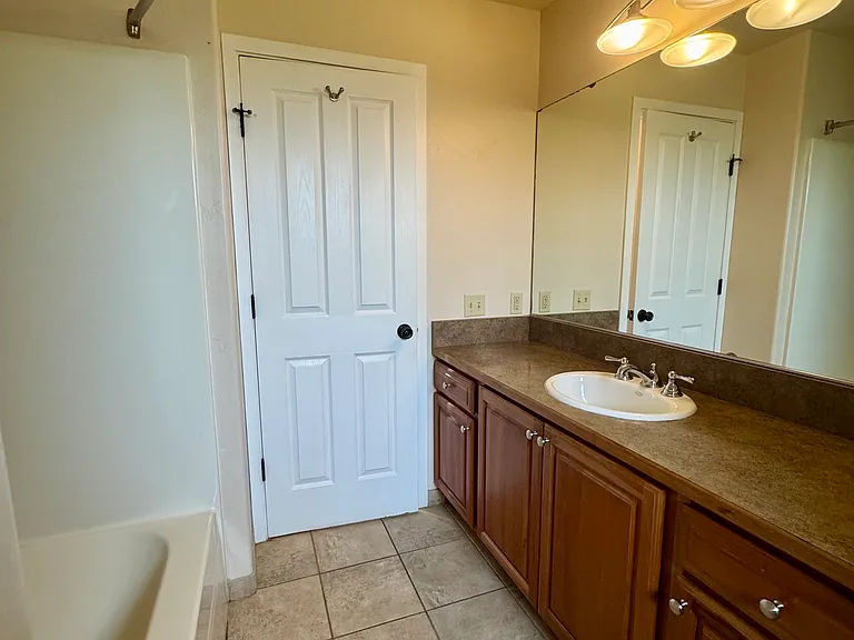 Spacious full bathroom (2nd floor)