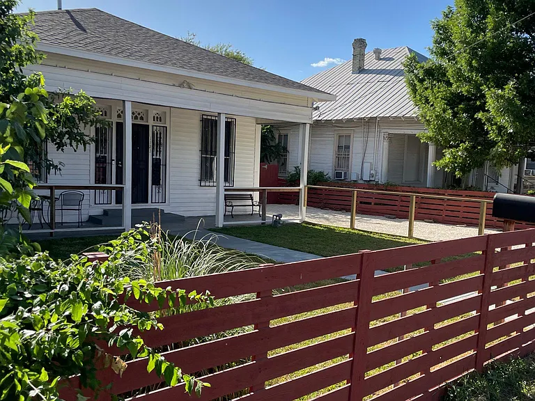 1123 S Hackberry St — Photo 1