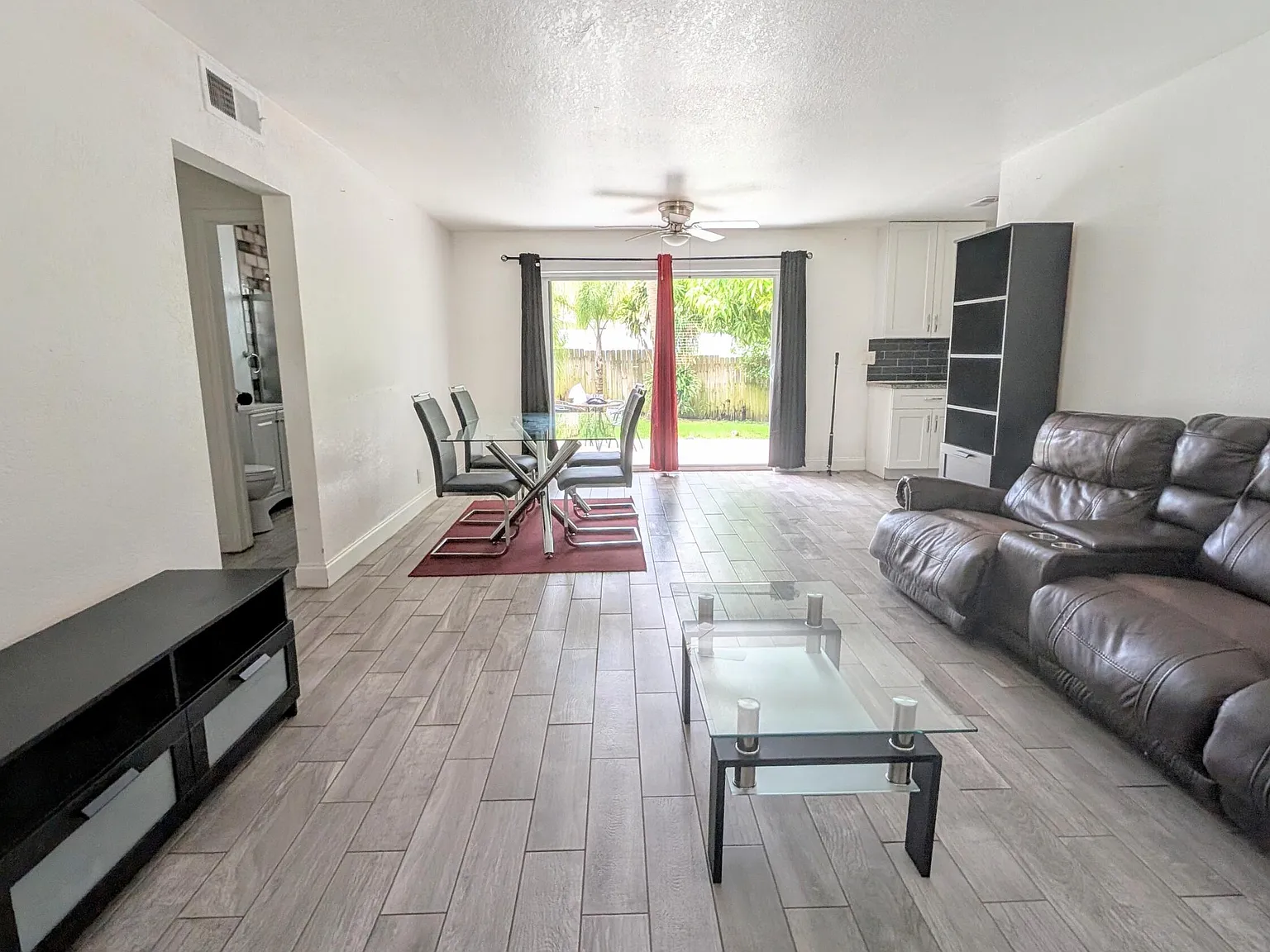 3 bed, 2.0 bath, 1014 sqft, $3,150 — Photo 4