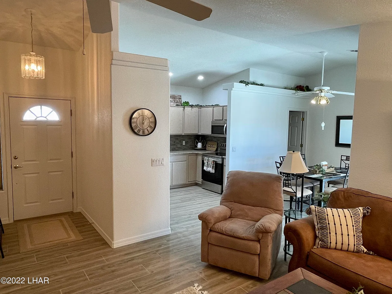 3 bed, 2.0 bath, 1347 sqft, $2,400 — Photo 4