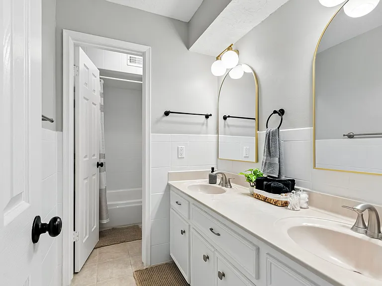 17403 Spicewood Springs Ln — Photo 26