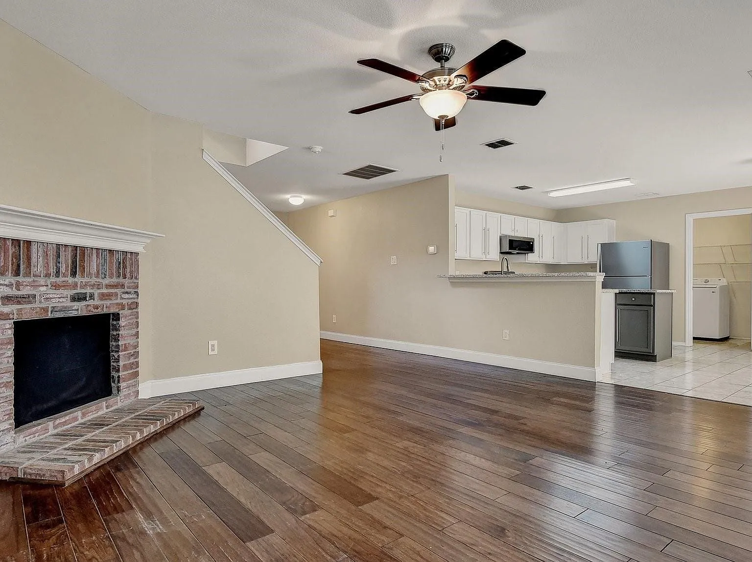 3 bed, 2.5 bath, 2316 sqft, $2,300 — Photo 3
