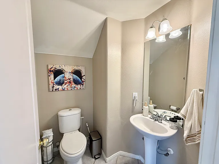 2527 Aurora Ln — Photo 8