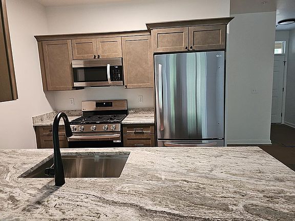 5th image of 604 Pointe Dr #267