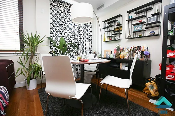 Rented by EXR | media 9