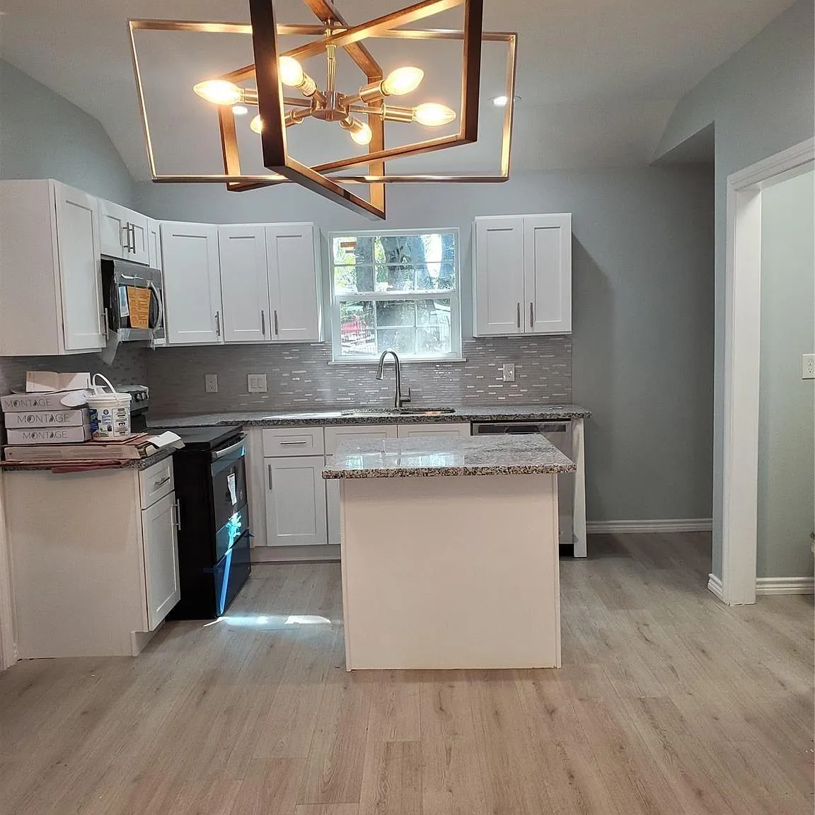 3 bed, 2.0 bath, 1500 sqft, $1,600 — Photo 2