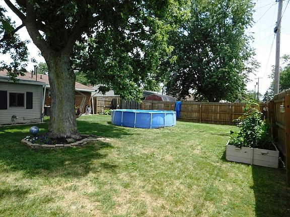 3rd image of 727 Marilyn Dr