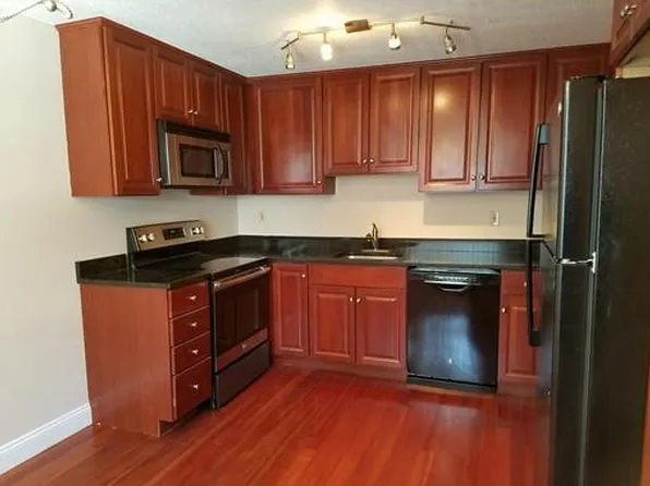 1600 Skyline Dr Unit 5, Lowell, MA 01854
