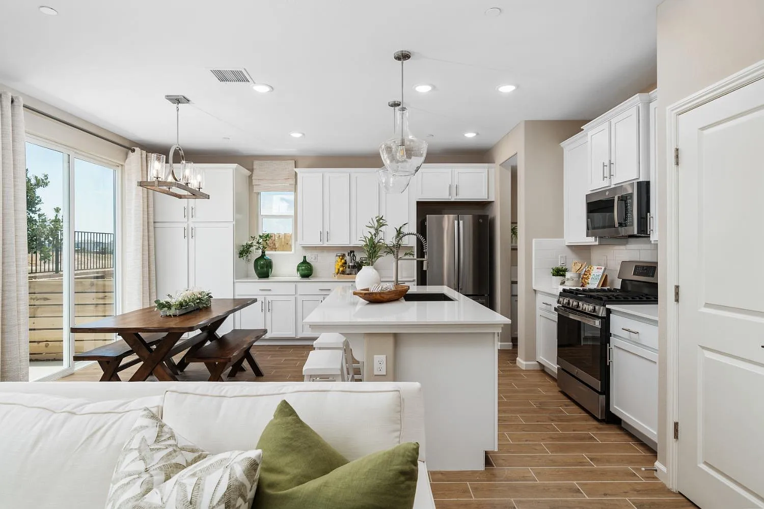 3 bed, 2.5 bath, 1660 sqft, $2,500 — Photo 3