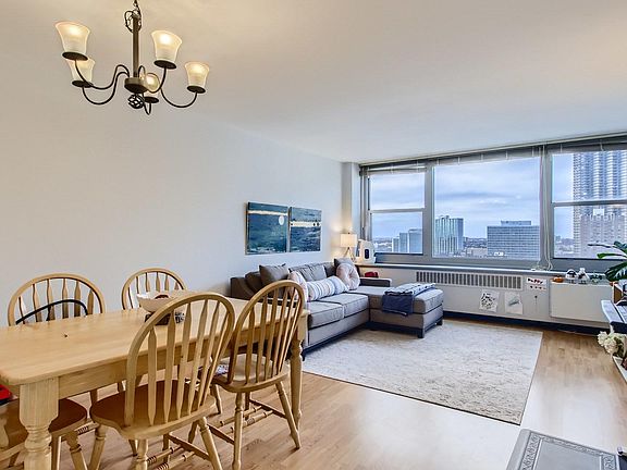 5th image of 555 W Cornelia Ave APT 1507