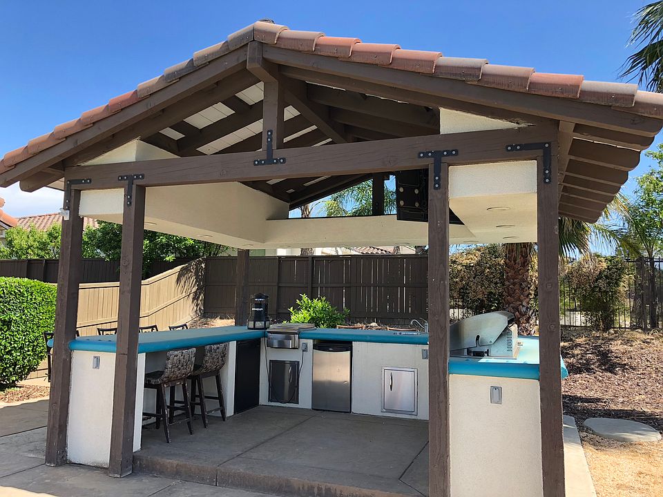 Outdoor Kitchen Seats 10