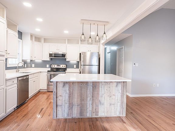 Kitchen. Dimmable ceiling & under cabinet lights.