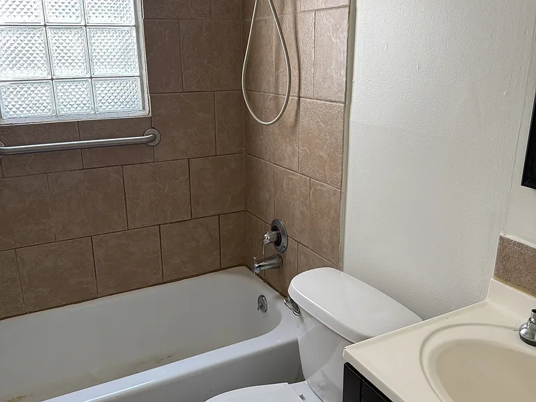 155 Westminster Ave — Photo 4
