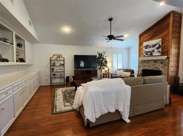 3211 Meadowlark Ln, Montgomery, TX 77356