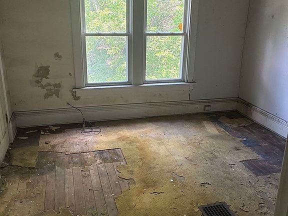 3rd image of 1025 W Butler St
