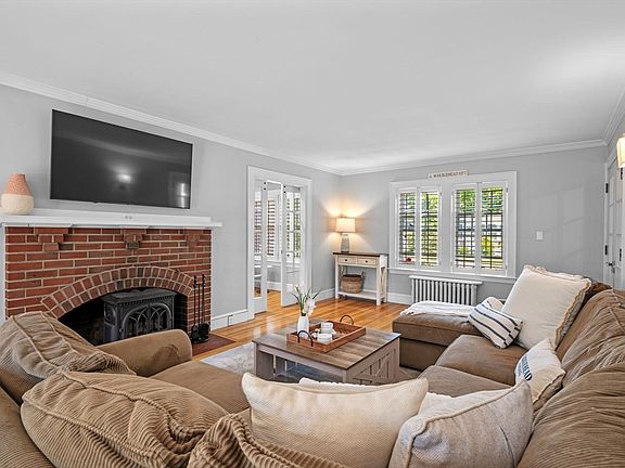 2nd image of 18 Pickwick Rd