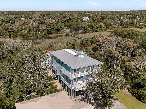 3rd image of 124 W Pelican Drive