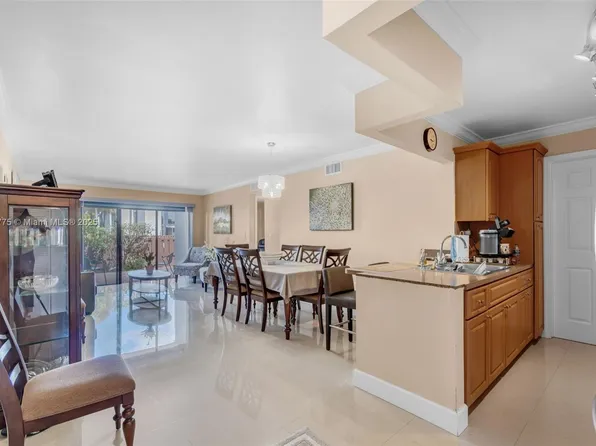 460 W Park Dr APT 104, Miami, FL 33172