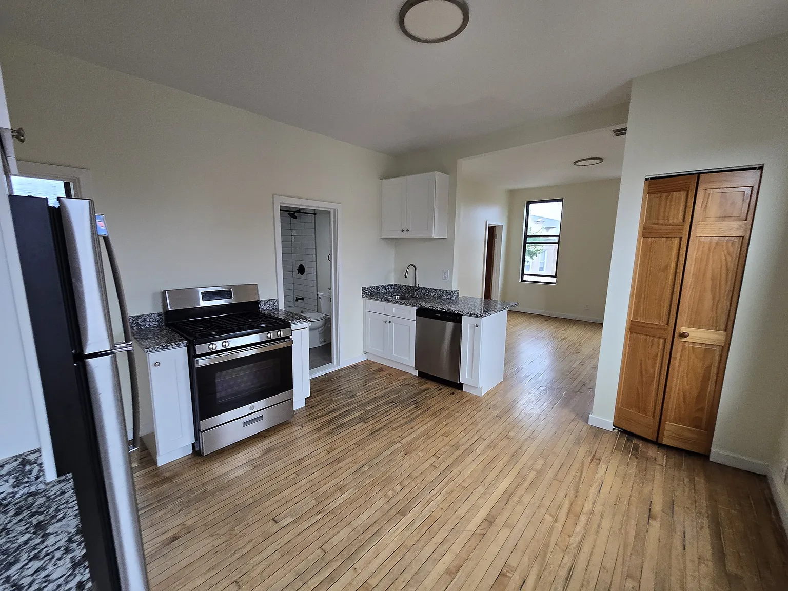 2 bed, 900 sqft, $1,350 — Photo 2