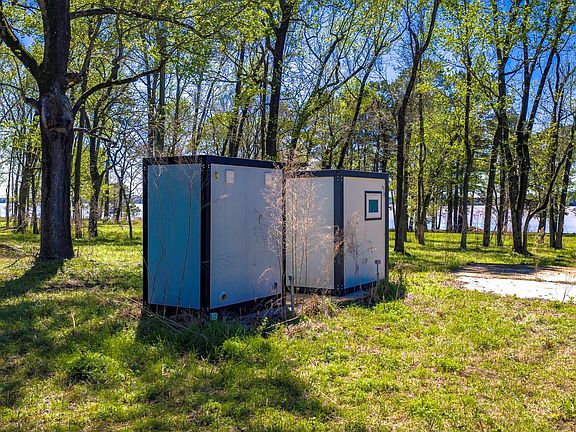 5th image of 2405 Barretts Landing Rd