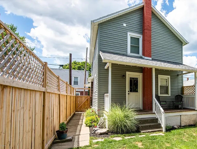 936 Henrietta St — Photo 2