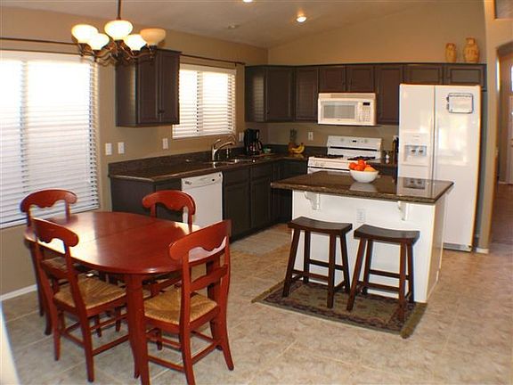 Eat-in Kitchen w/ granite counters