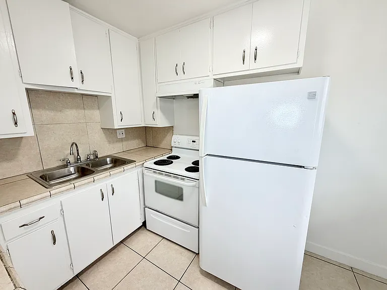 66 S Grand Oaks Ave — Photo 18