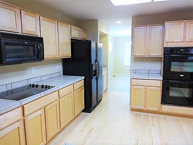 3 bed, 2.5 bath, 2778 sqft, $3,430 — Photo 2