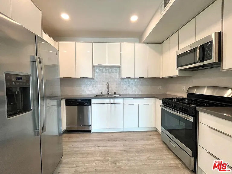 14612 Calvert St #401 — Photo 10
