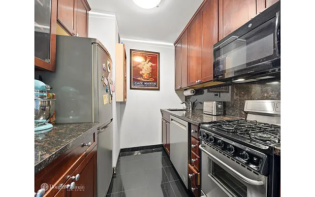 Sold by Douglas Elliman | media 21