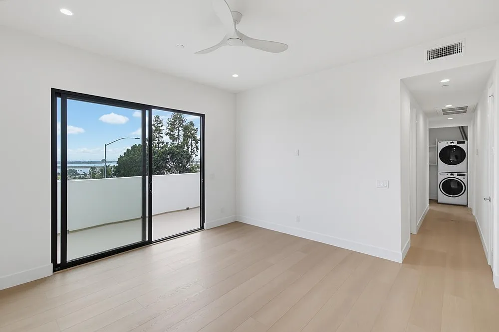 2 bed, 900 sqft, $3,033 — Photo 2