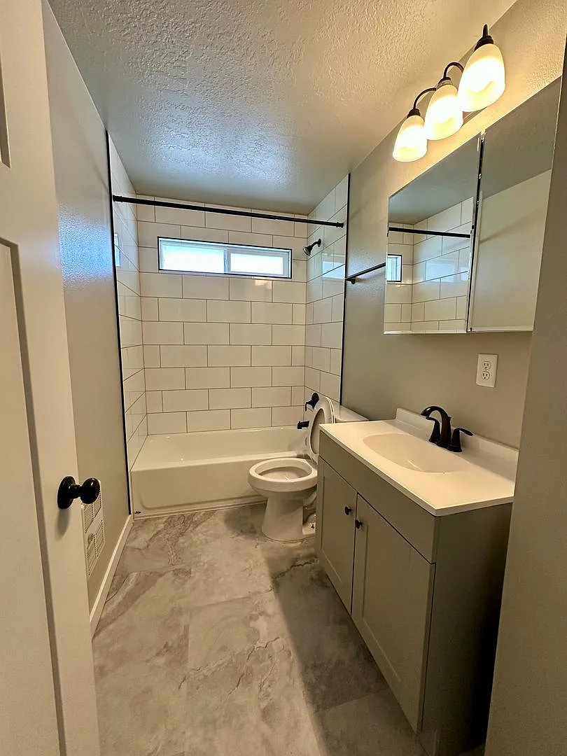 Move-in ready! Upgraded 2 Bedroom Condo — Photo 4
